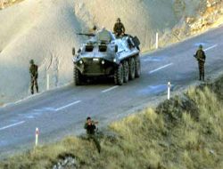 Polis karakoluna taciz ateşi  
